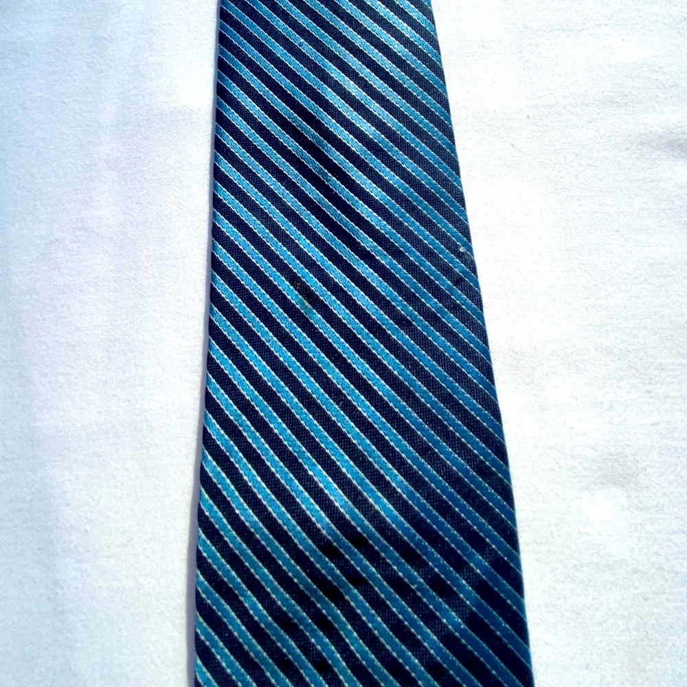 Ted Baker London silk tie. Blue striped tie in excellent condition.